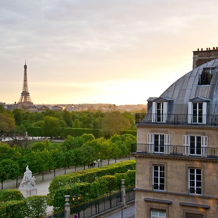 Hotel Regina Louvre Paris Bagian luar foto View of the Eiffel Tower from the hotel