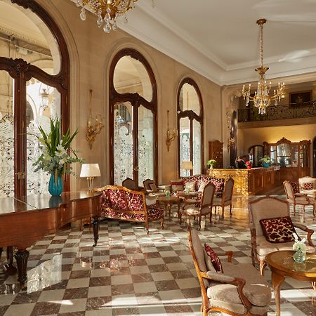 Hotel Regina Louvre Paris Bagian luar foto The lobby