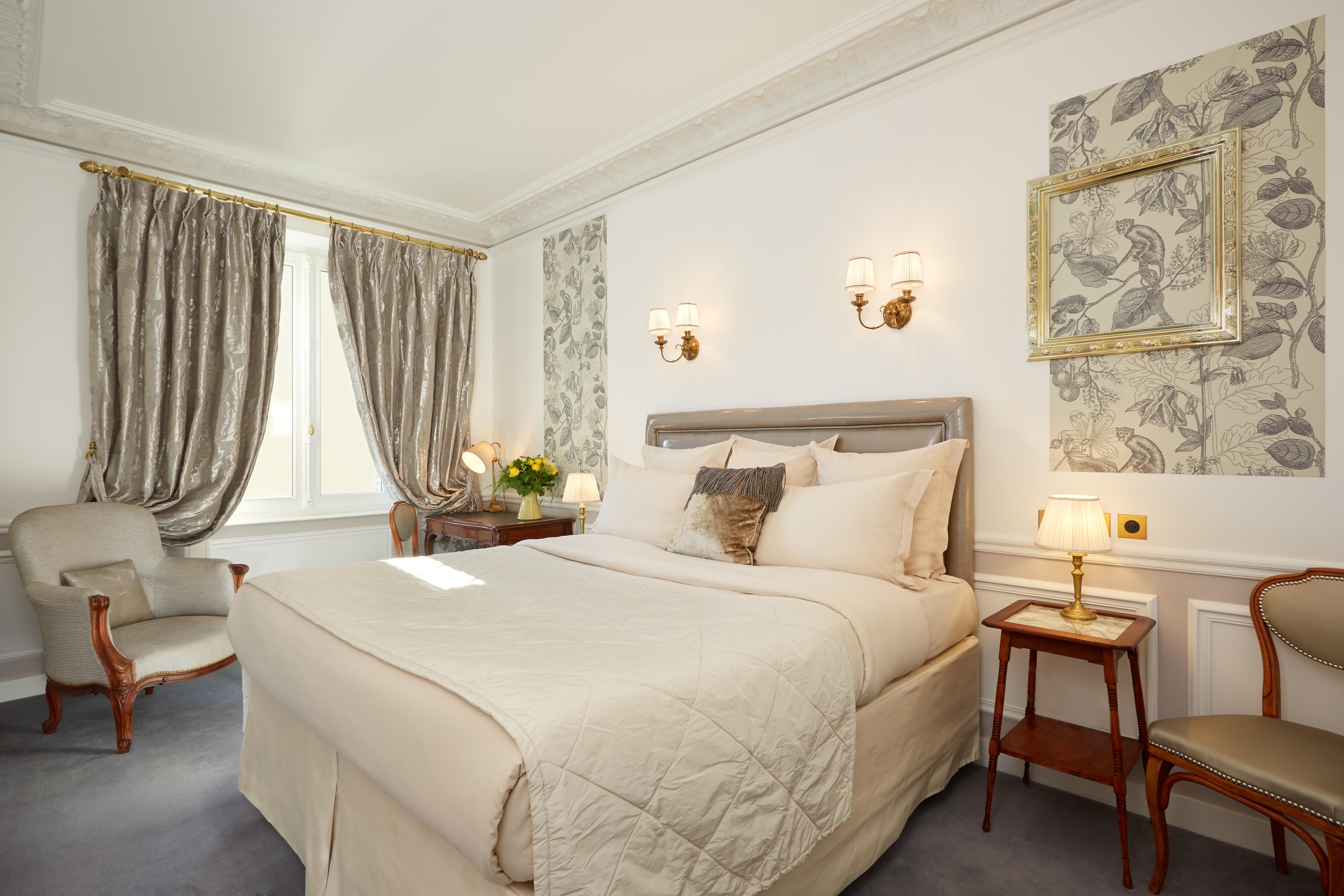 Hotel Regina Louvre Paris Bagian luar foto A bedroom at the hotel