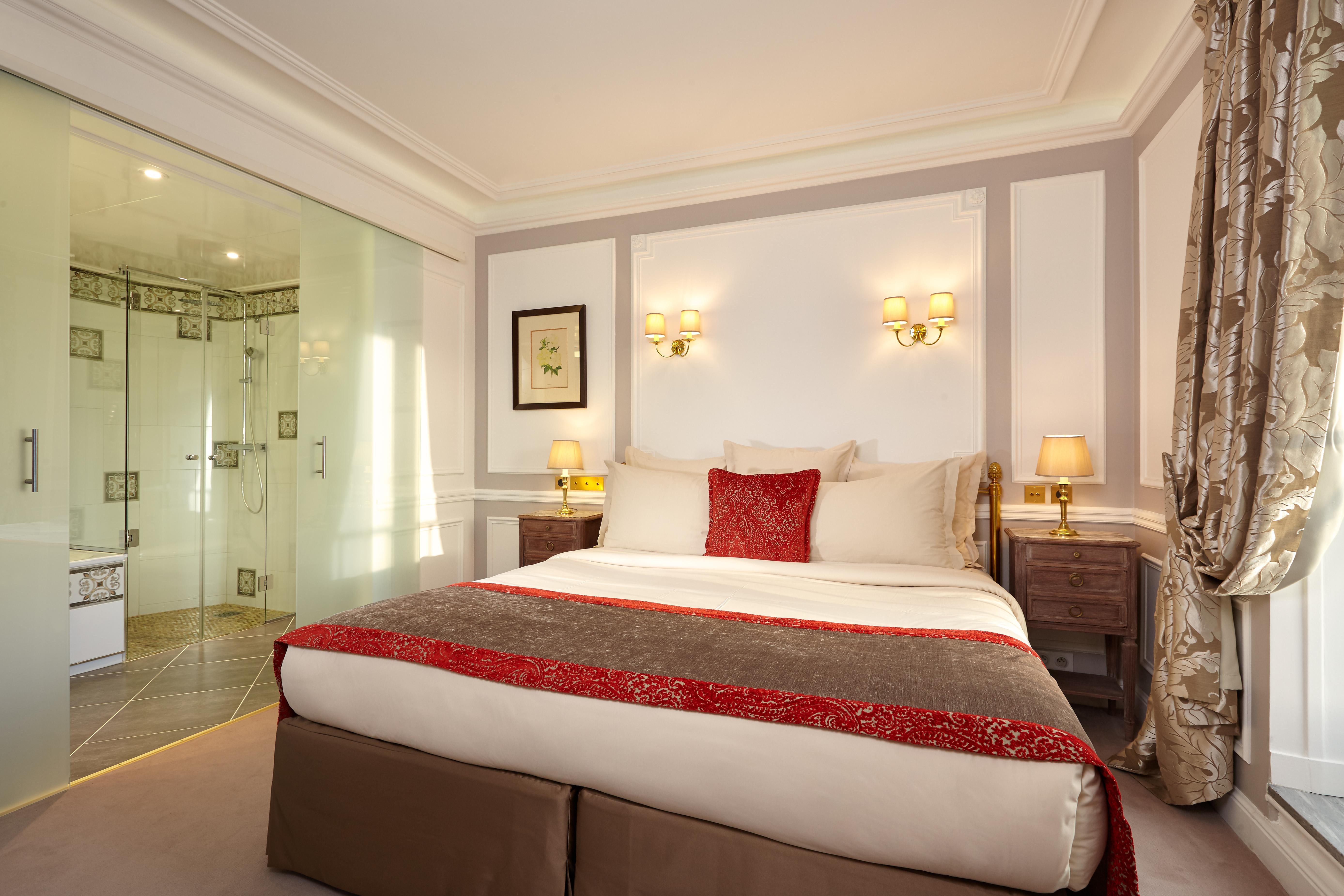 Hotel Regina Louvre Paris Bagian luar foto A room at the hotel