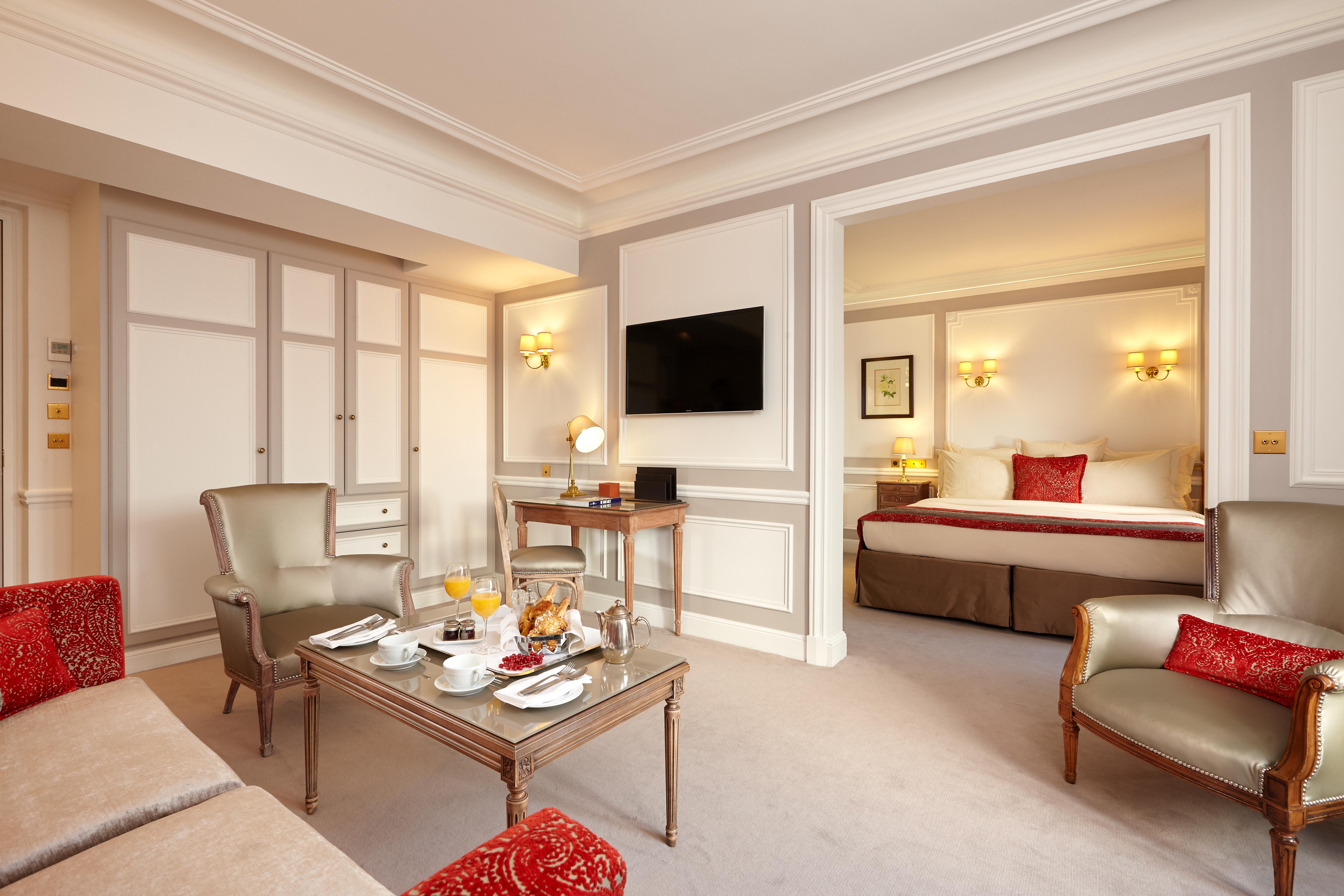 Hotel Regina Louvre Paris Bagian luar foto A suite at the hotel