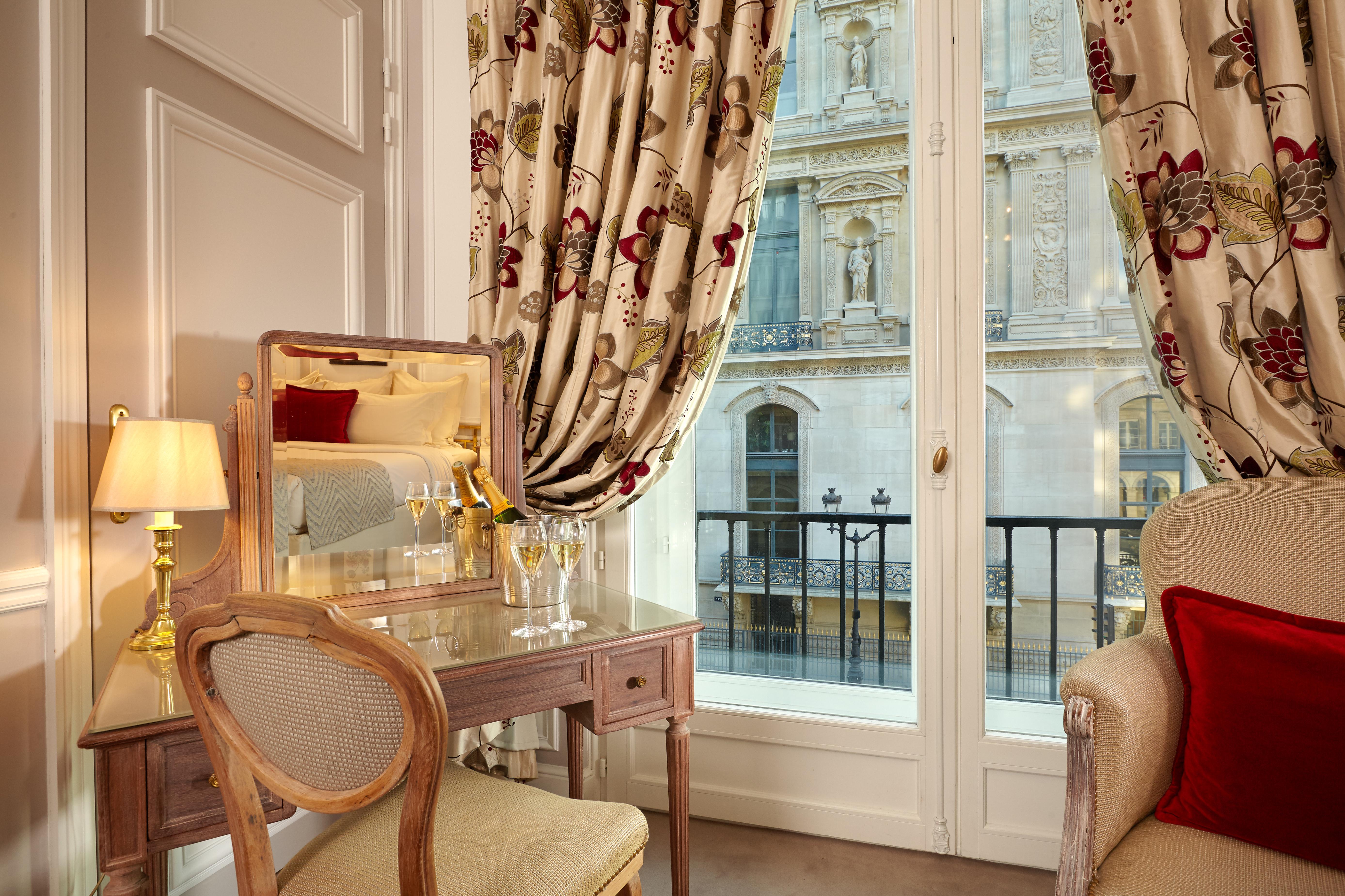 Hotel Regina Louvre Paris Bagian luar foto A room at the hotel