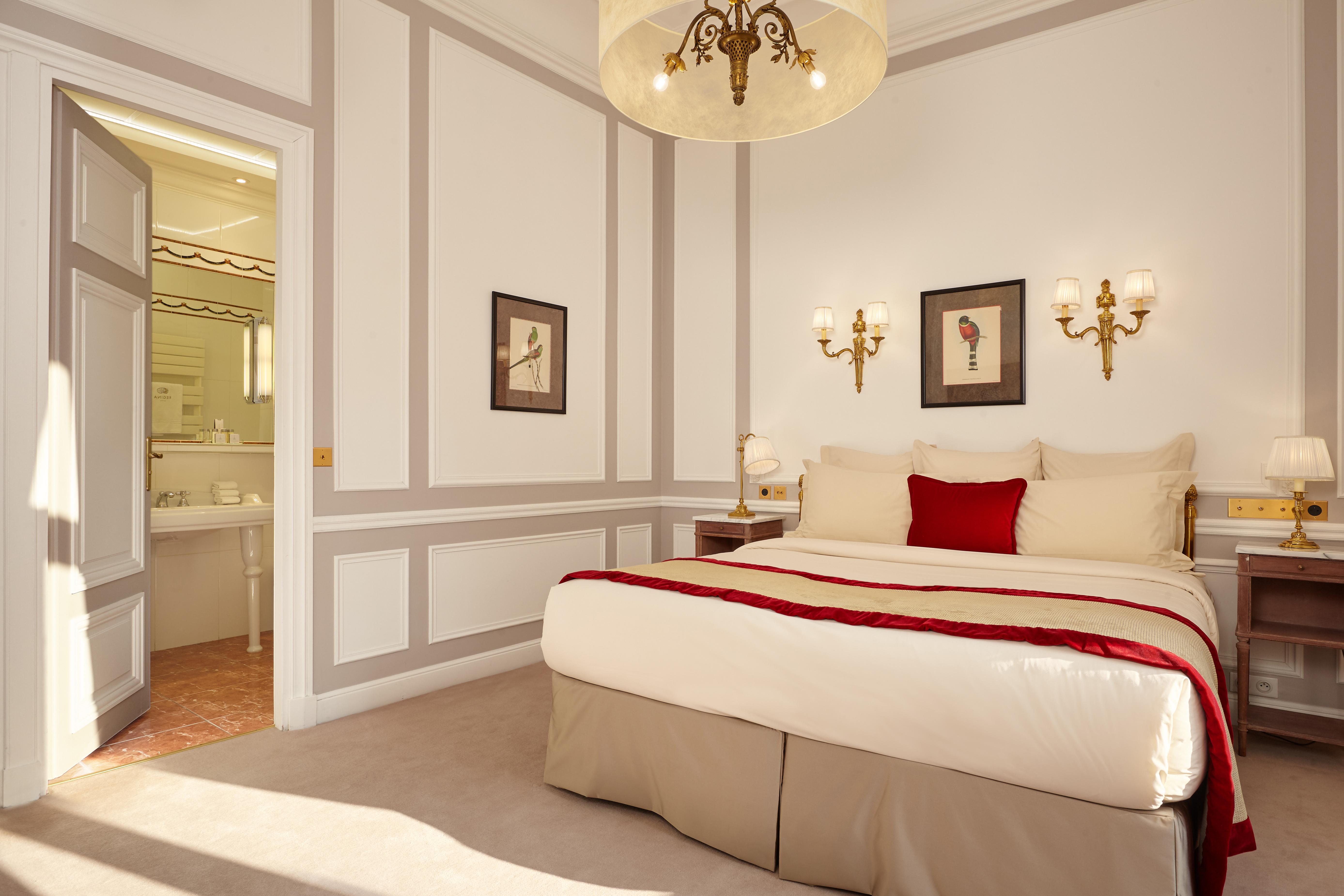 Hotel Regina Louvre Paris Bagian luar foto A bedroom at the hotel