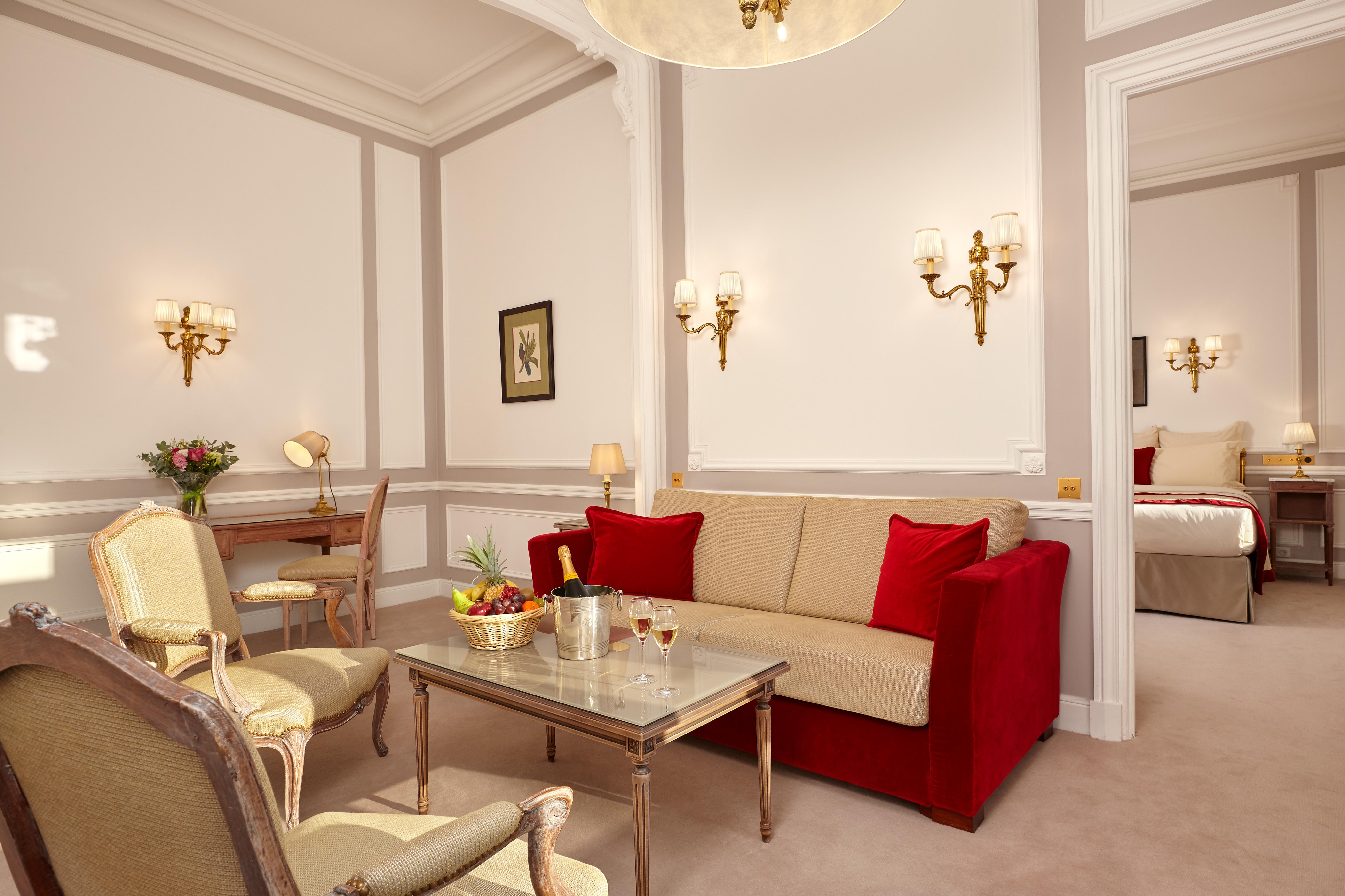 Hotel Regina Louvre Paris Bagian luar foto A suite at the hotel