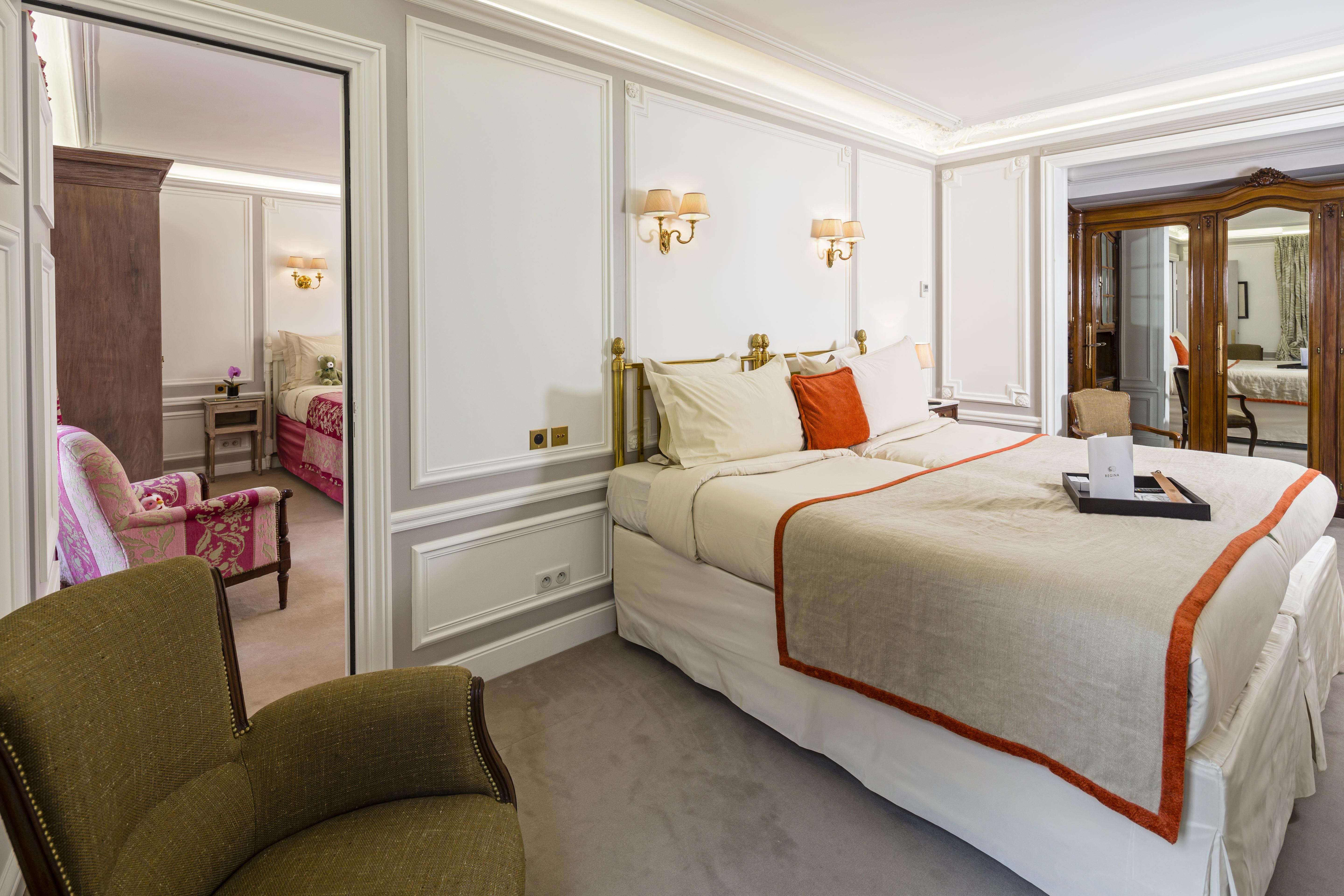 Hotel Regina Louvre Paris Bagian luar foto A suite at the hotel
