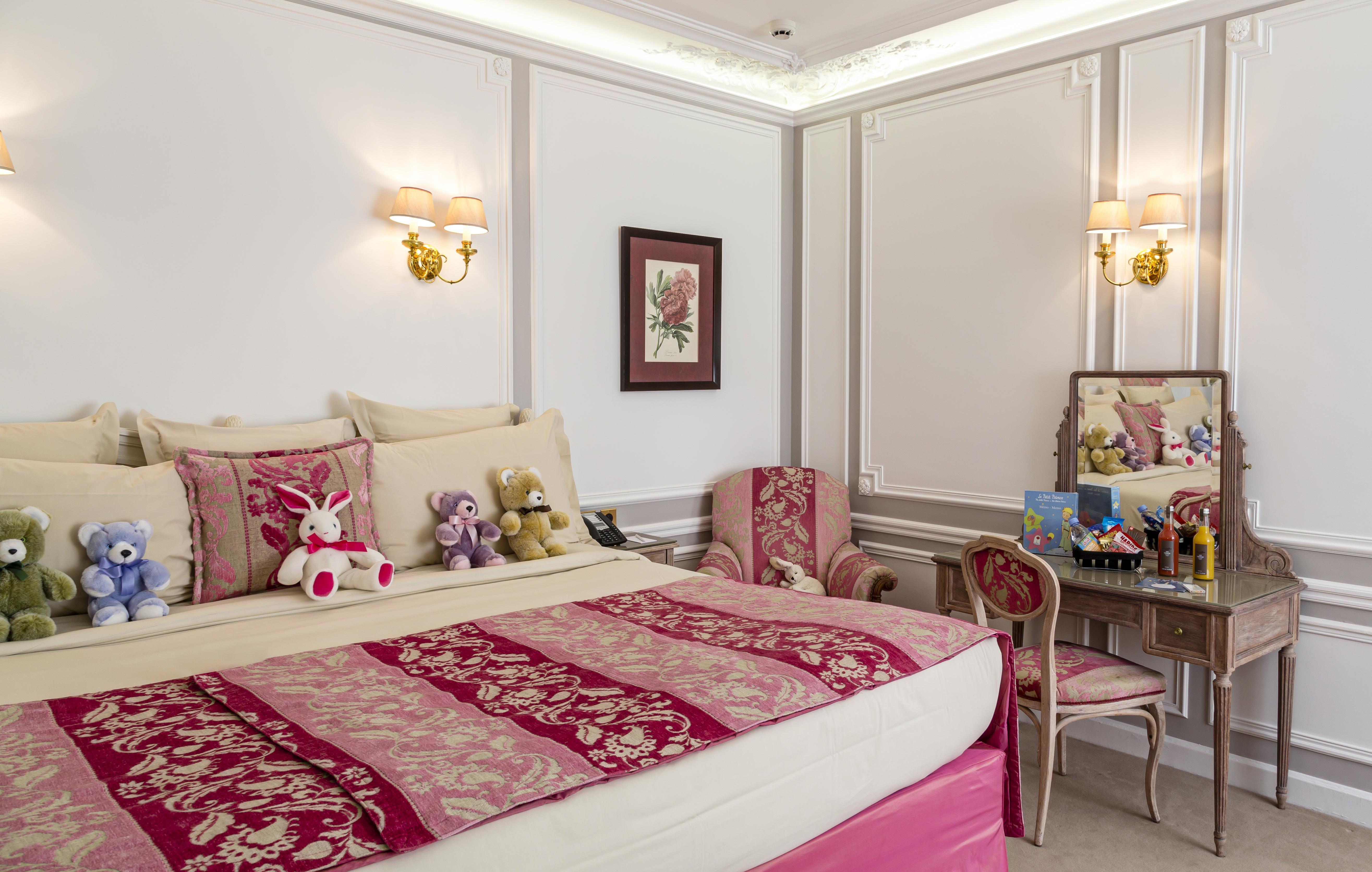 Hotel Regina Louvre Paris Bagian luar foto A bedroom at the Grand Hotel