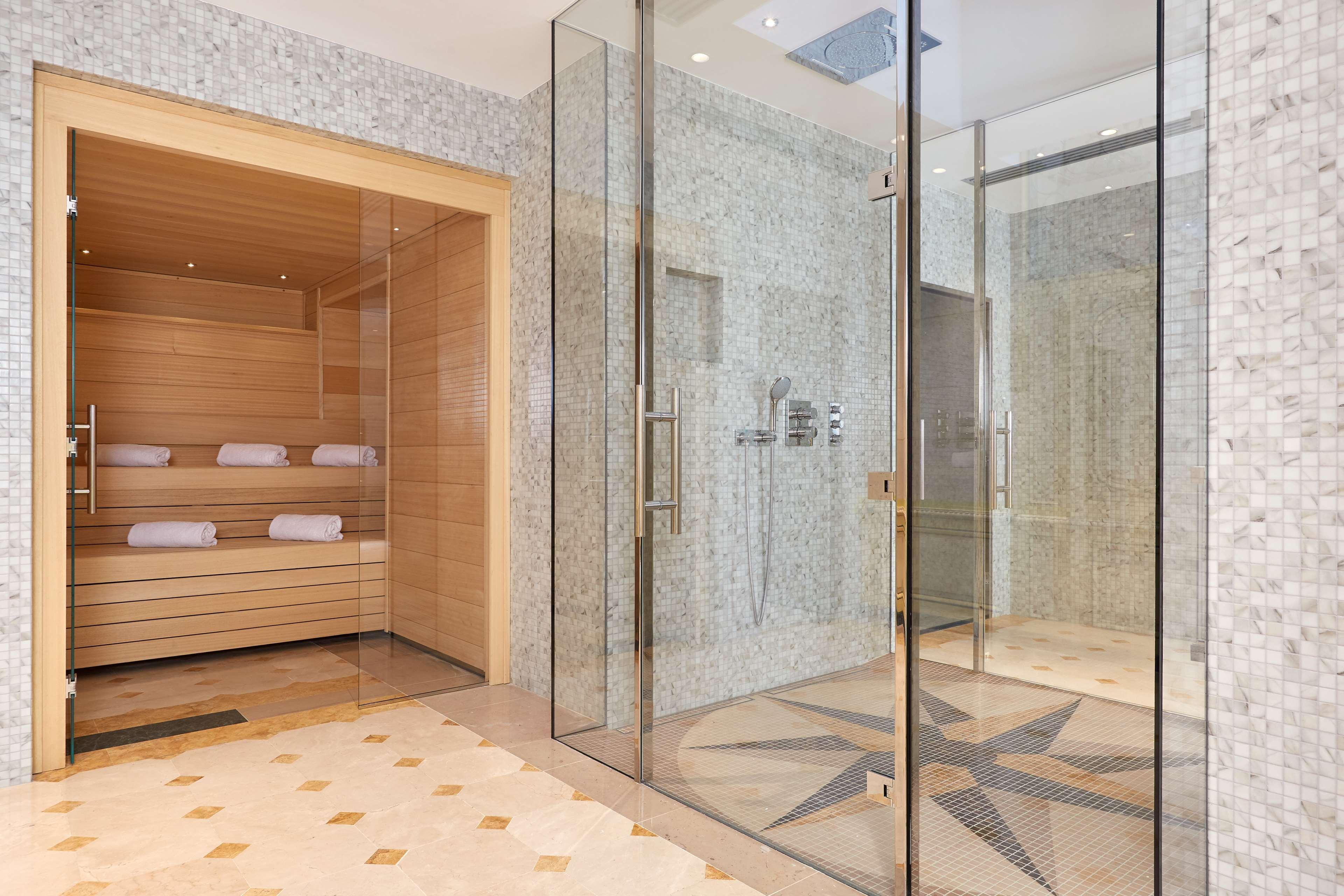 Hotel Regina Louvre Paris Bagian luar foto A shower enclosure