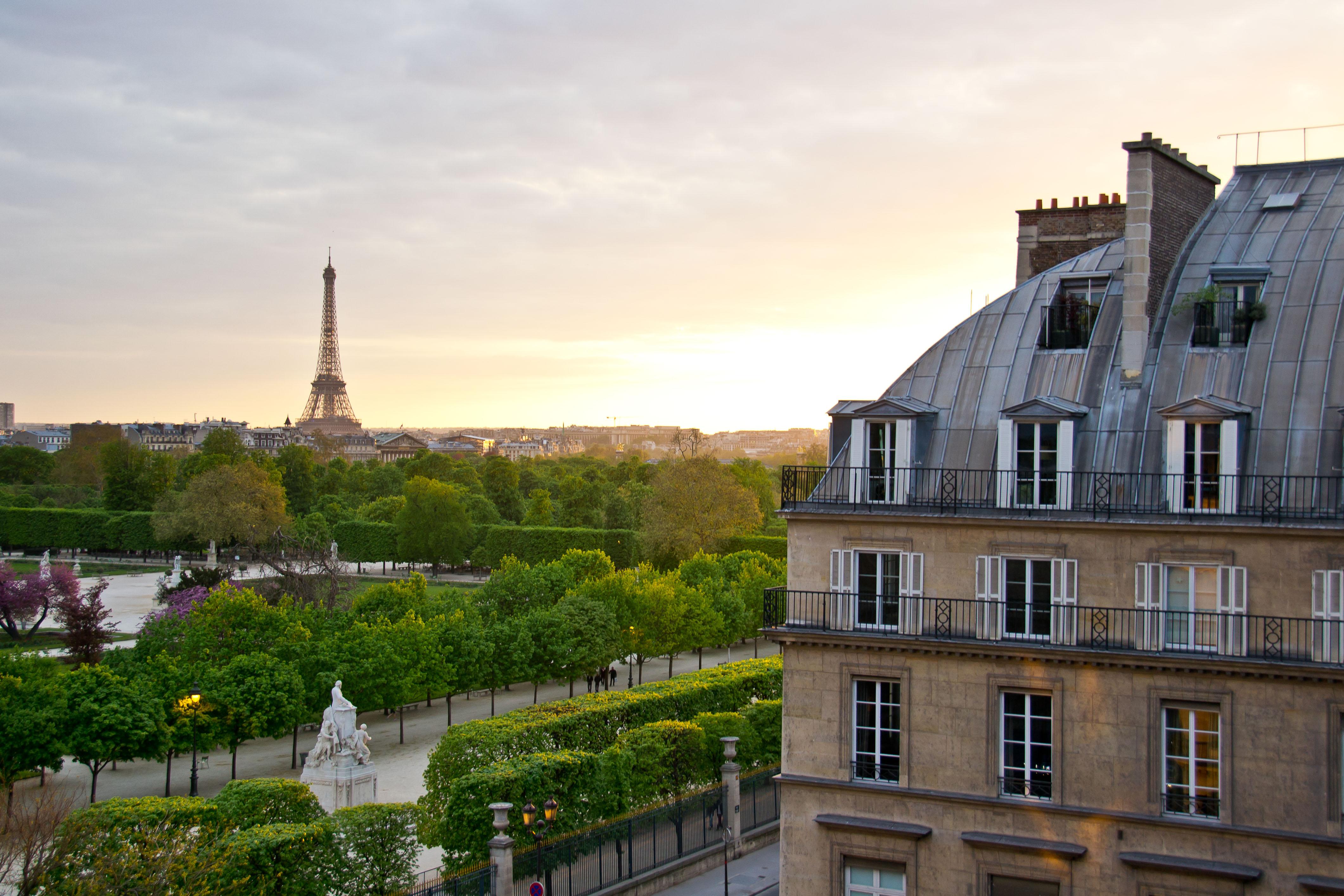 Hotel Regina Louvre Paris Bagian luar foto View of the Eiffel Tower from the hotel