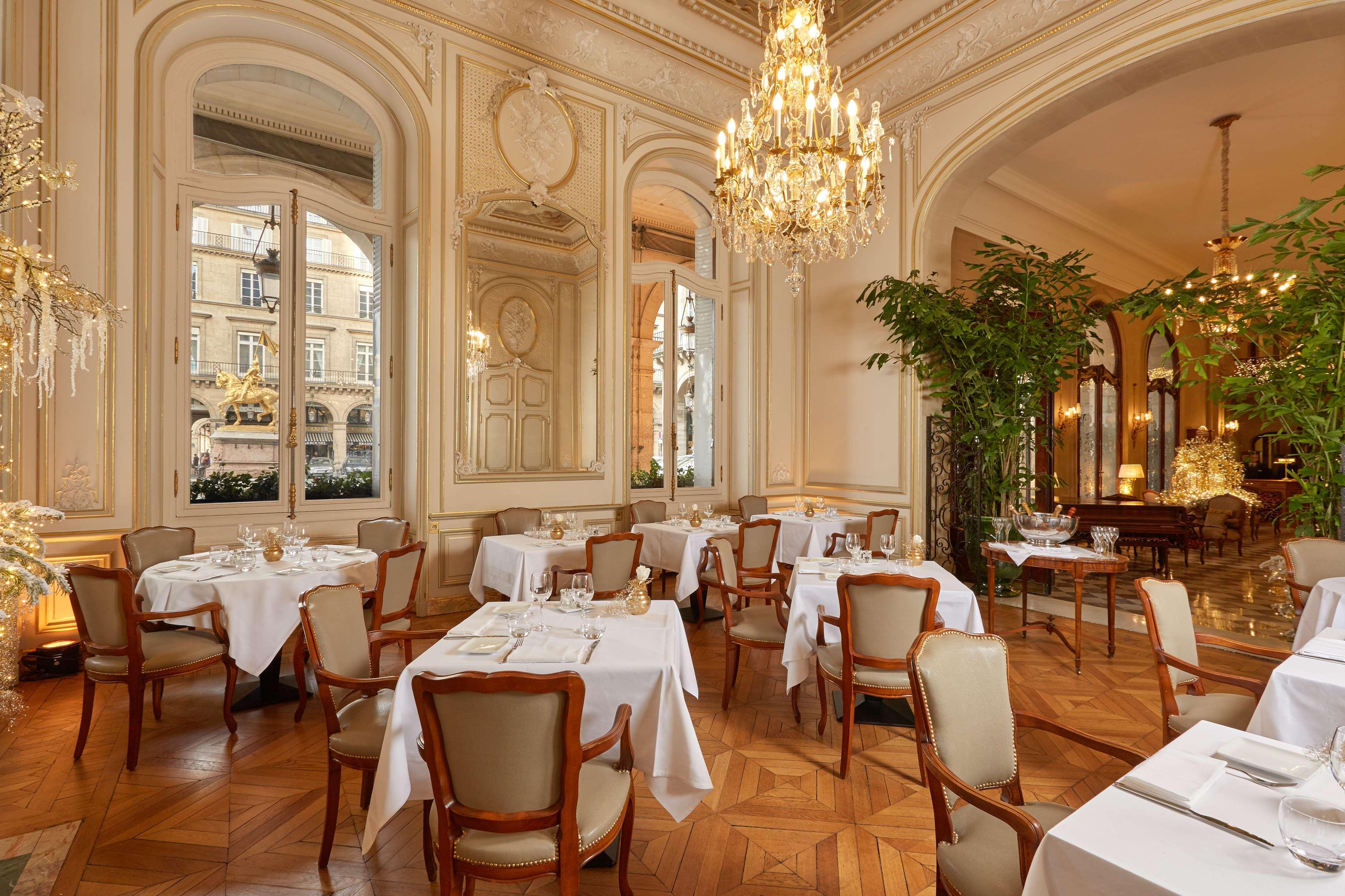 Hotel Regina Louvre Paris Bagian luar foto The interior of the restaurant