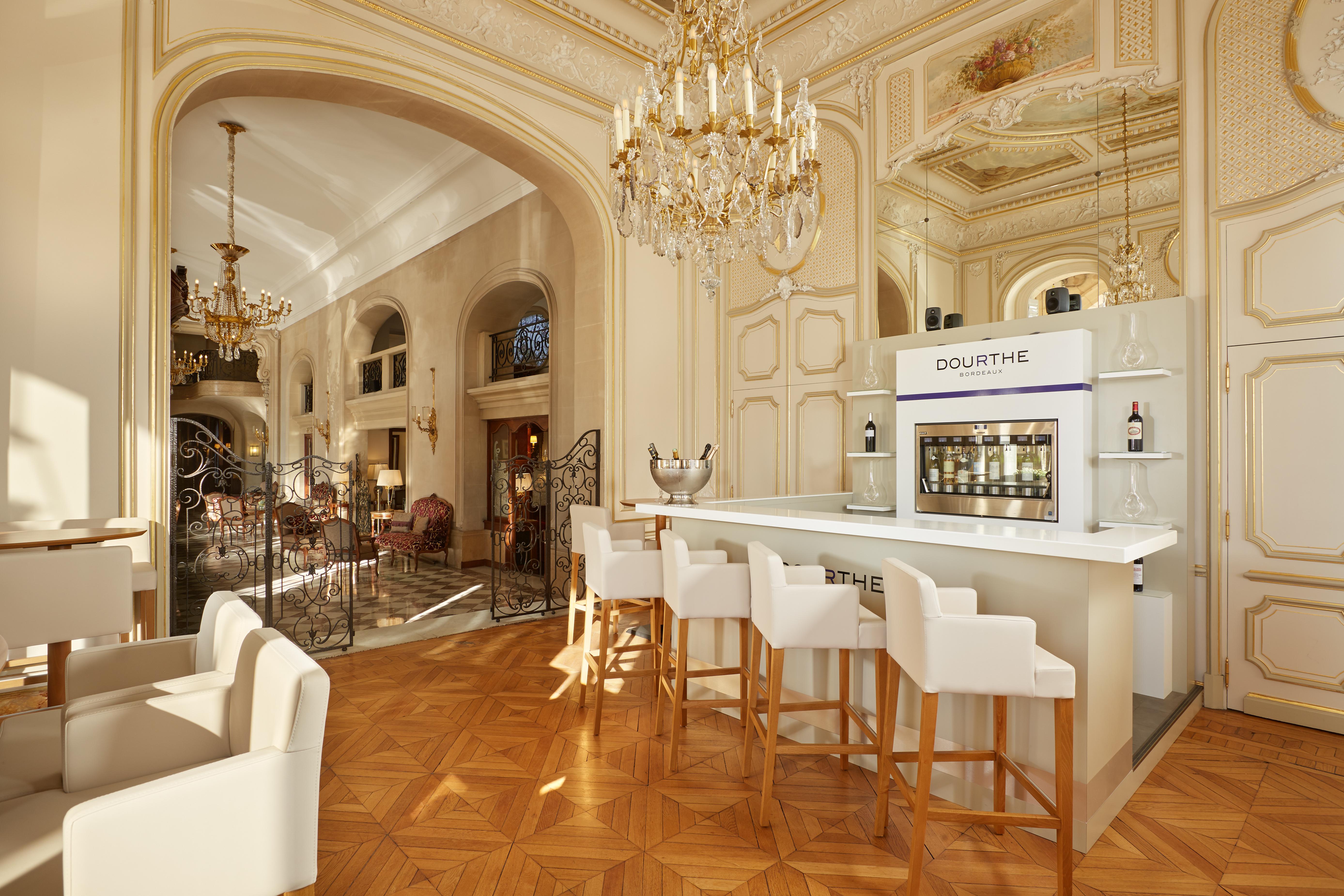 Hotel Regina Louvre Paris Bagian luar foto The bar at the hotel