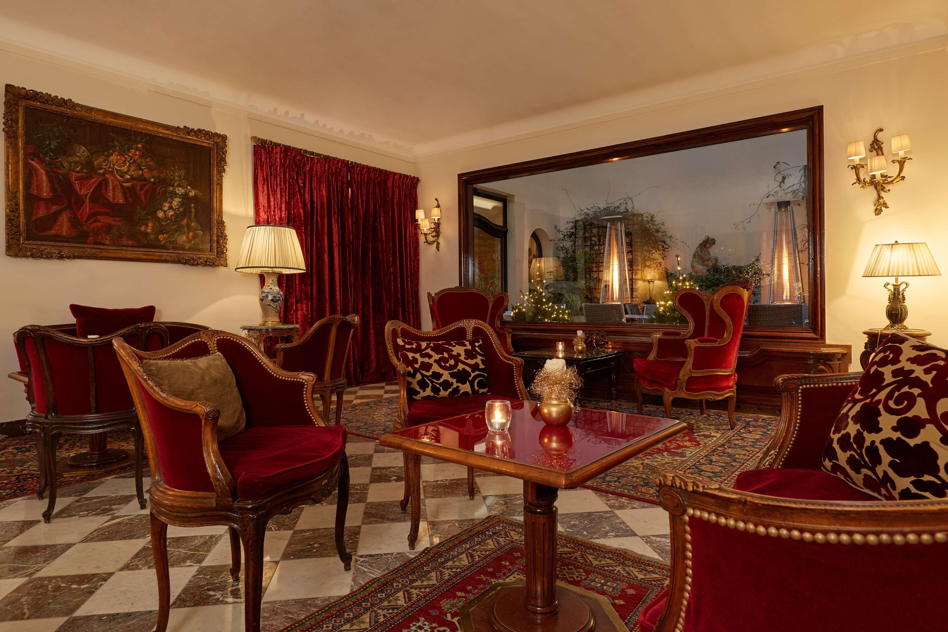 Hotel Regina Louvre Paris Bagian luar foto The hotel's lobby