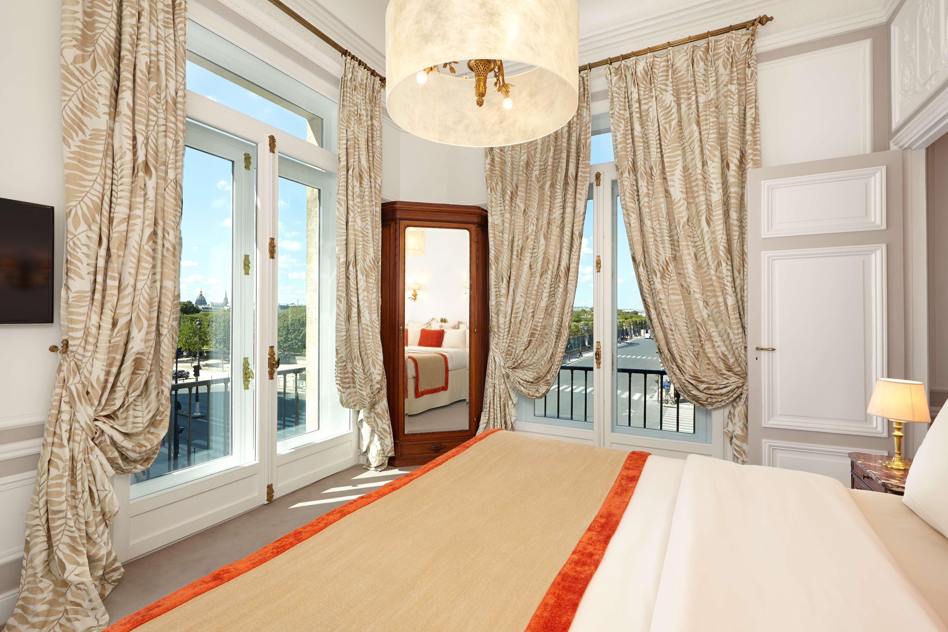 Hotel Regina Louvre Paris Bagian luar foto A bedroom at the Mandarin Oriental, Paris