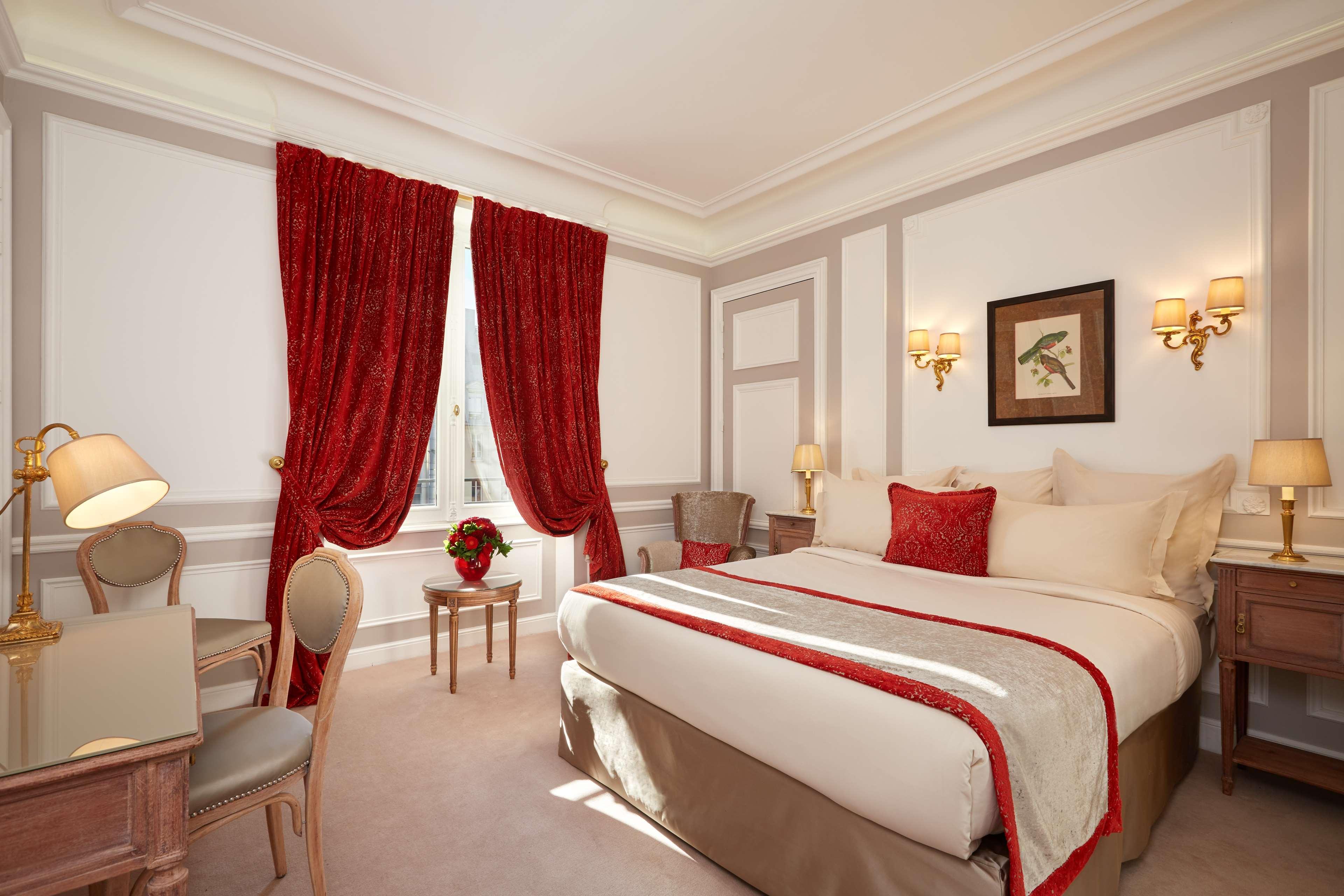 Hotel Regina Louvre Paris Bagian luar foto A room at the hotel