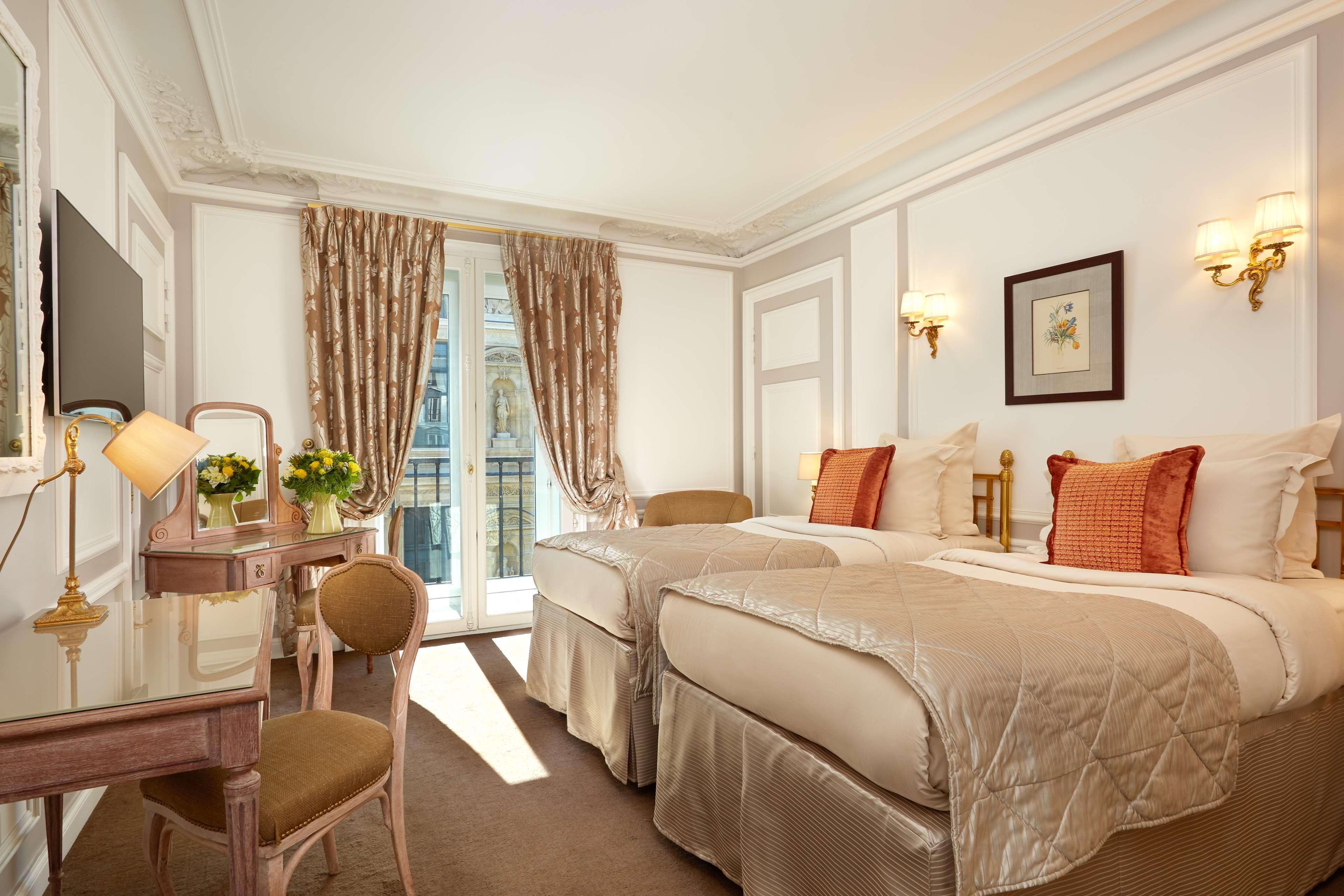 Hotel Regina Louvre Paris Bagian luar foto A room at the hotel