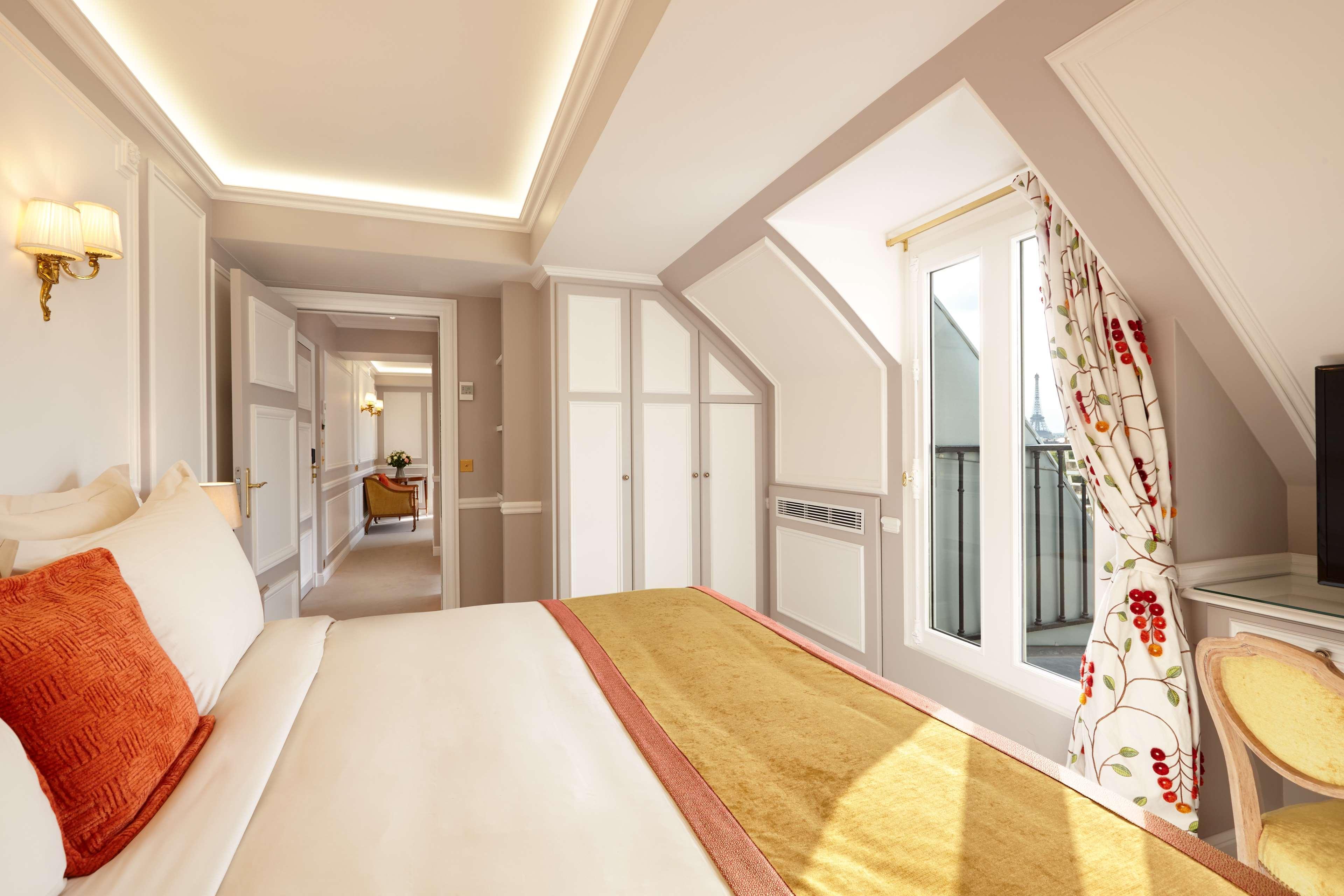 Hotel Regina Louvre Paris Bagian luar foto The bedroom