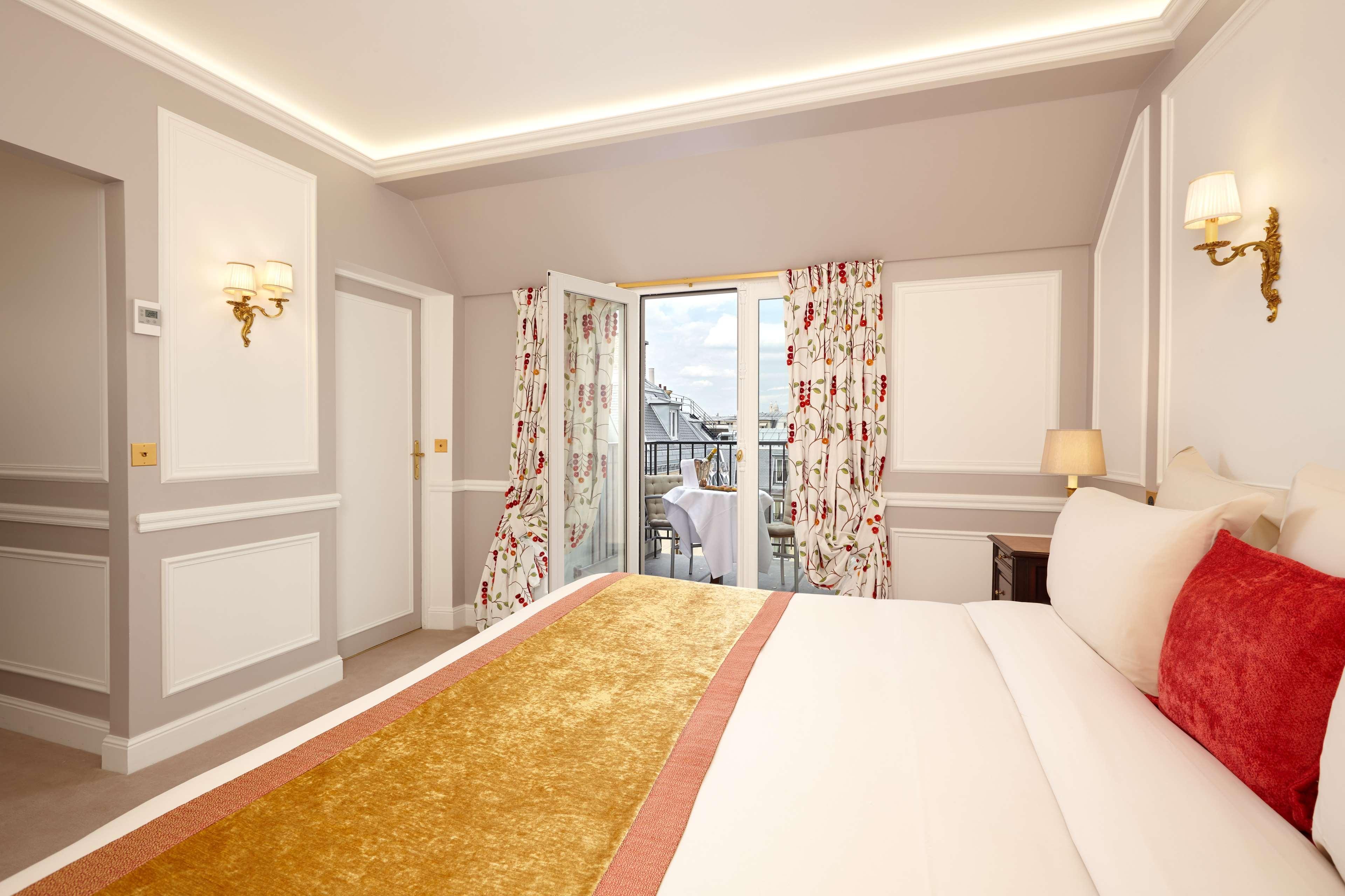 Hotel Regina Louvre Paris Bagian luar foto A room at the hotel