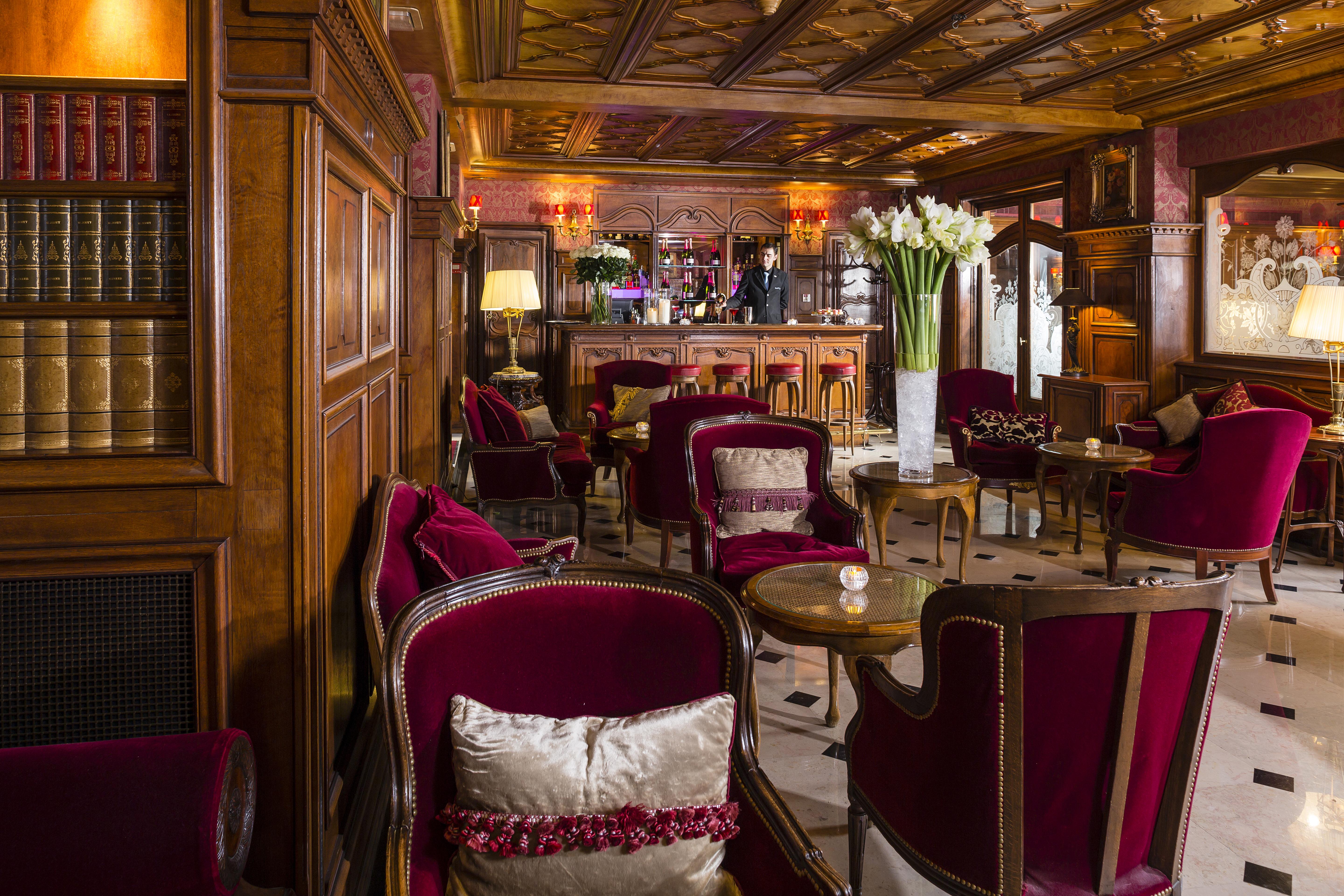 Hotel Regina Louvre Paris Bagian luar foto The bar at the Hotel de Crillon