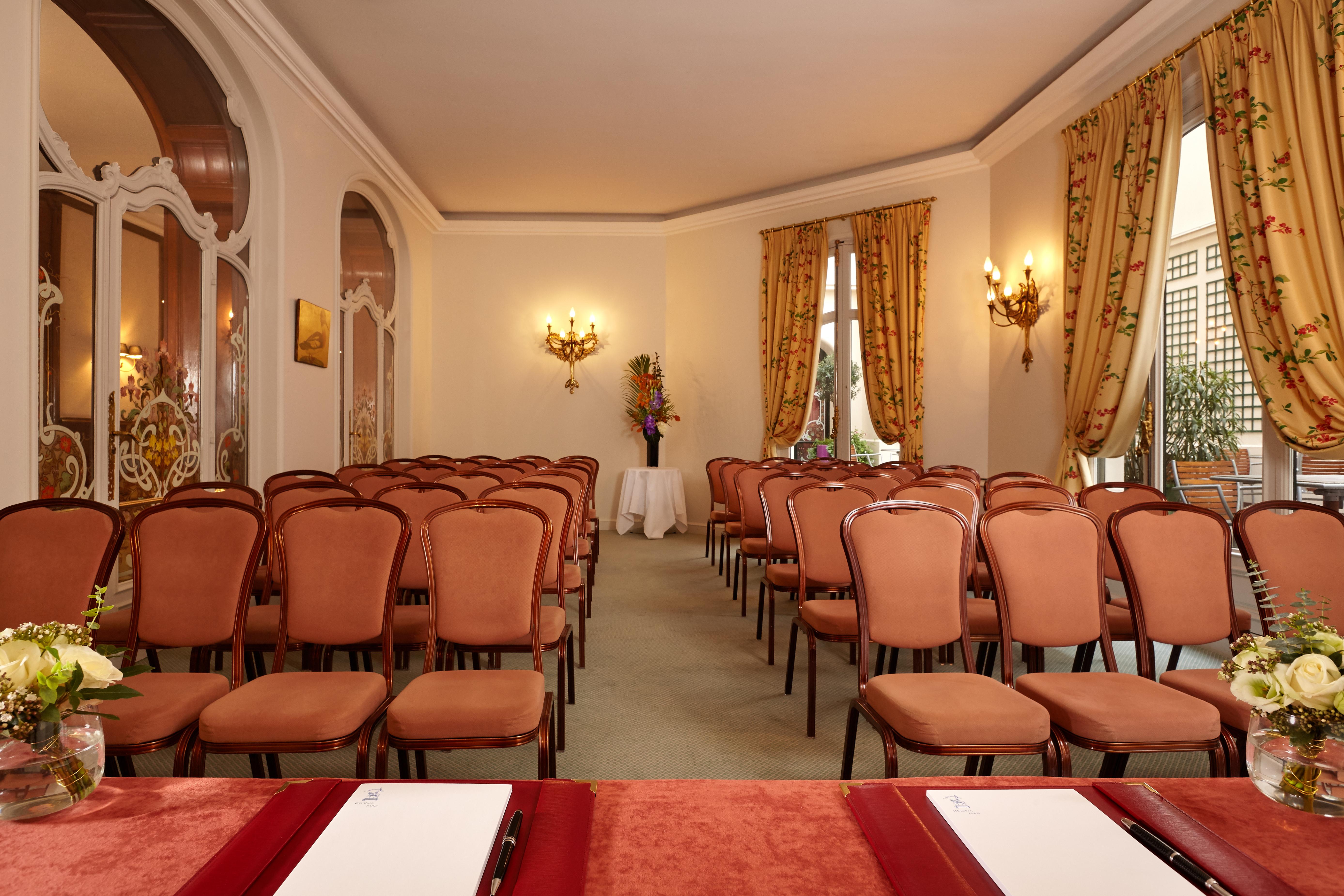 Hotel Regina Louvre Paris Bagian luar foto The interior of the hotel