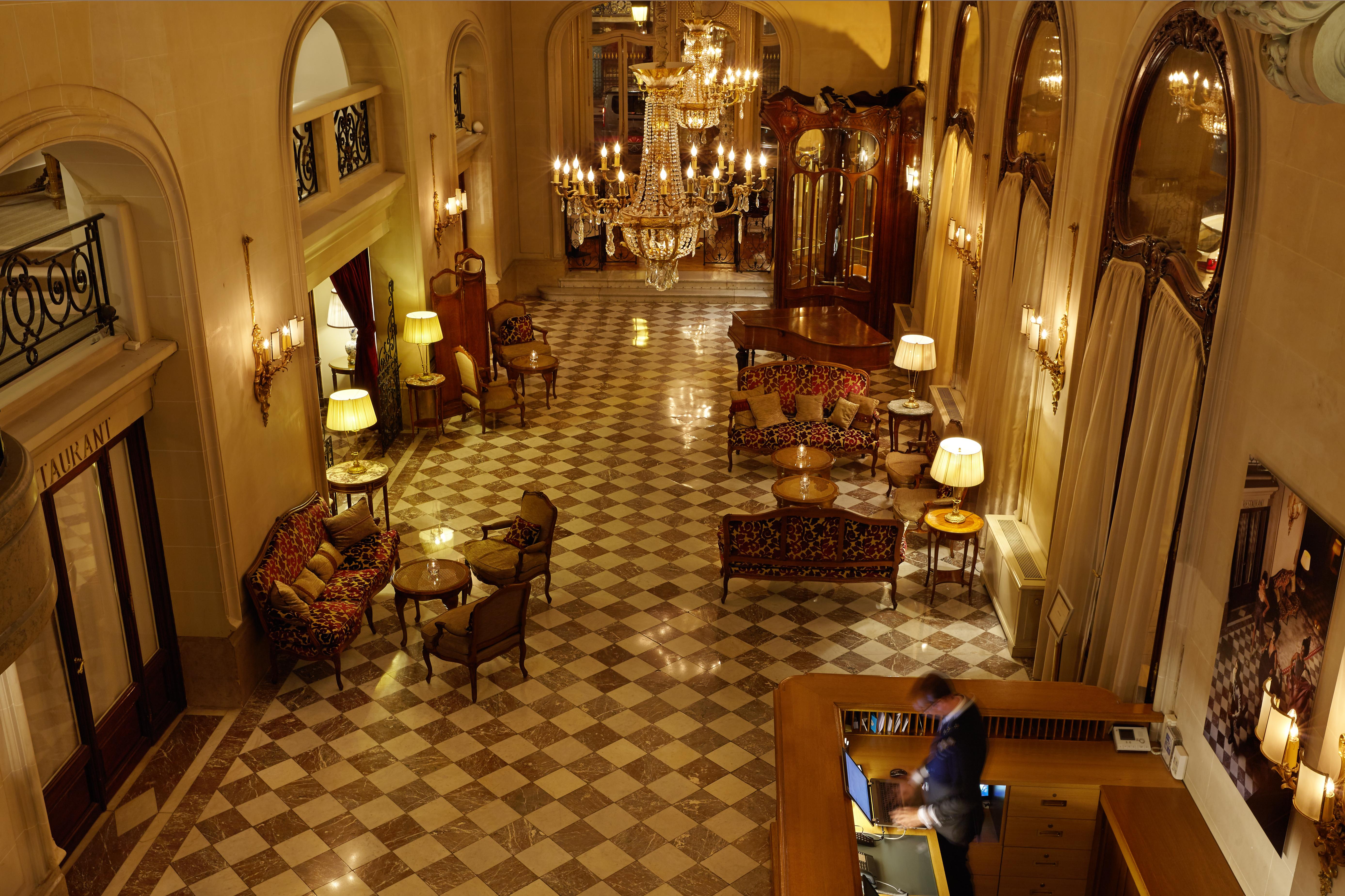 Hotel Regina Louvre Paris Bagian luar foto The lobby of the hotel