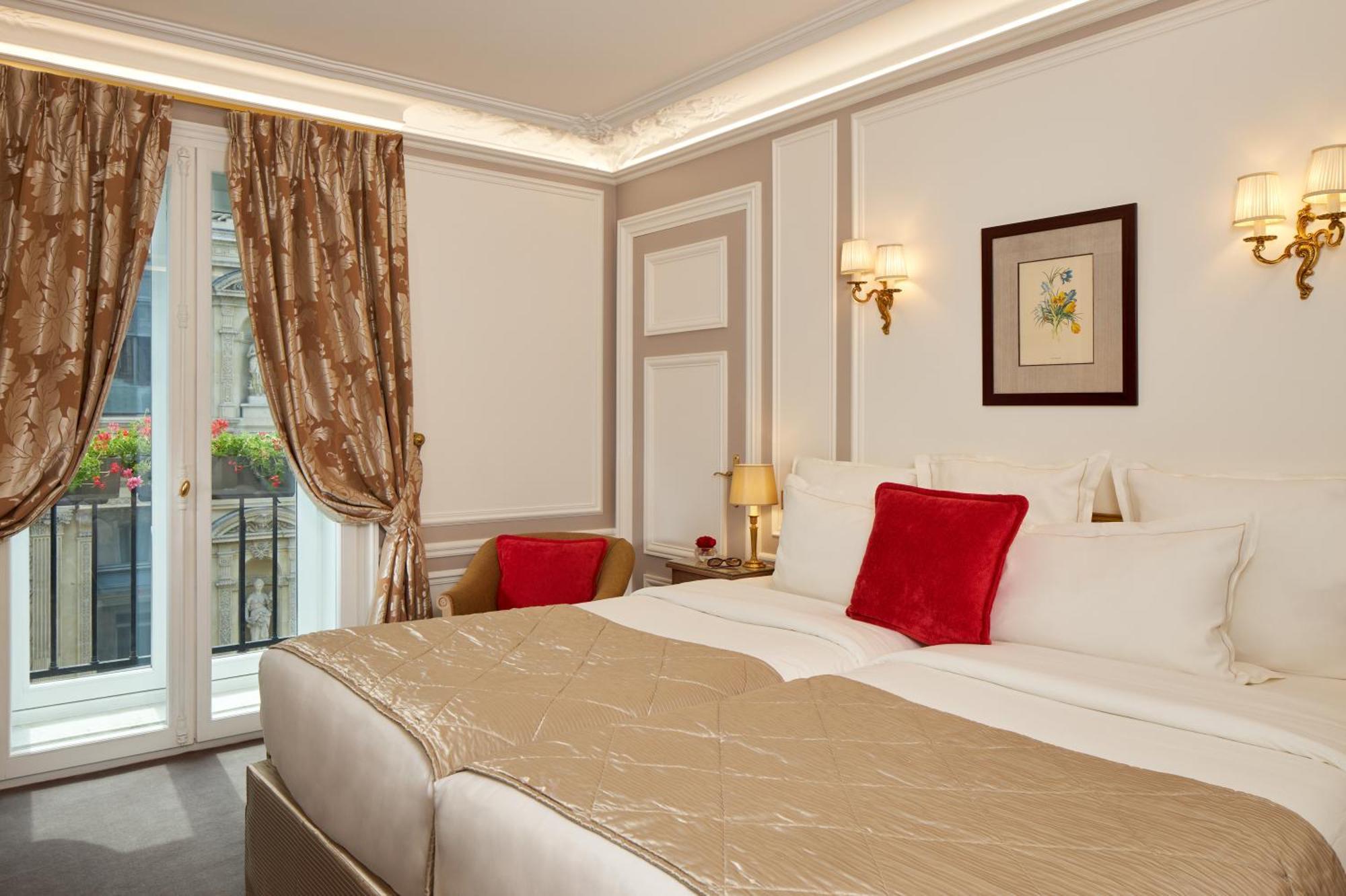 Hotel Regina Louvre Paris Bagian luar foto A room at the hotel