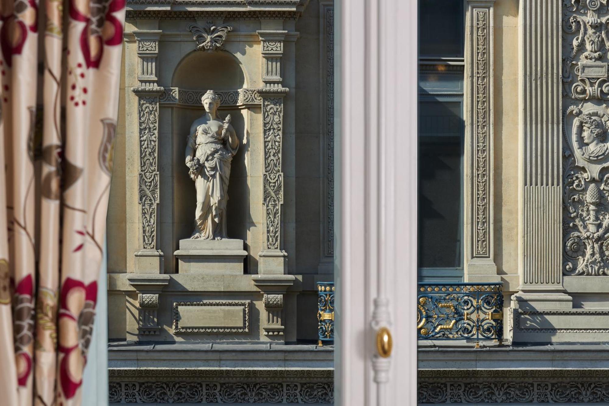 Hotel Regina Louvre Paris Bagian luar foto The statue of Saint Margaret of Antioch