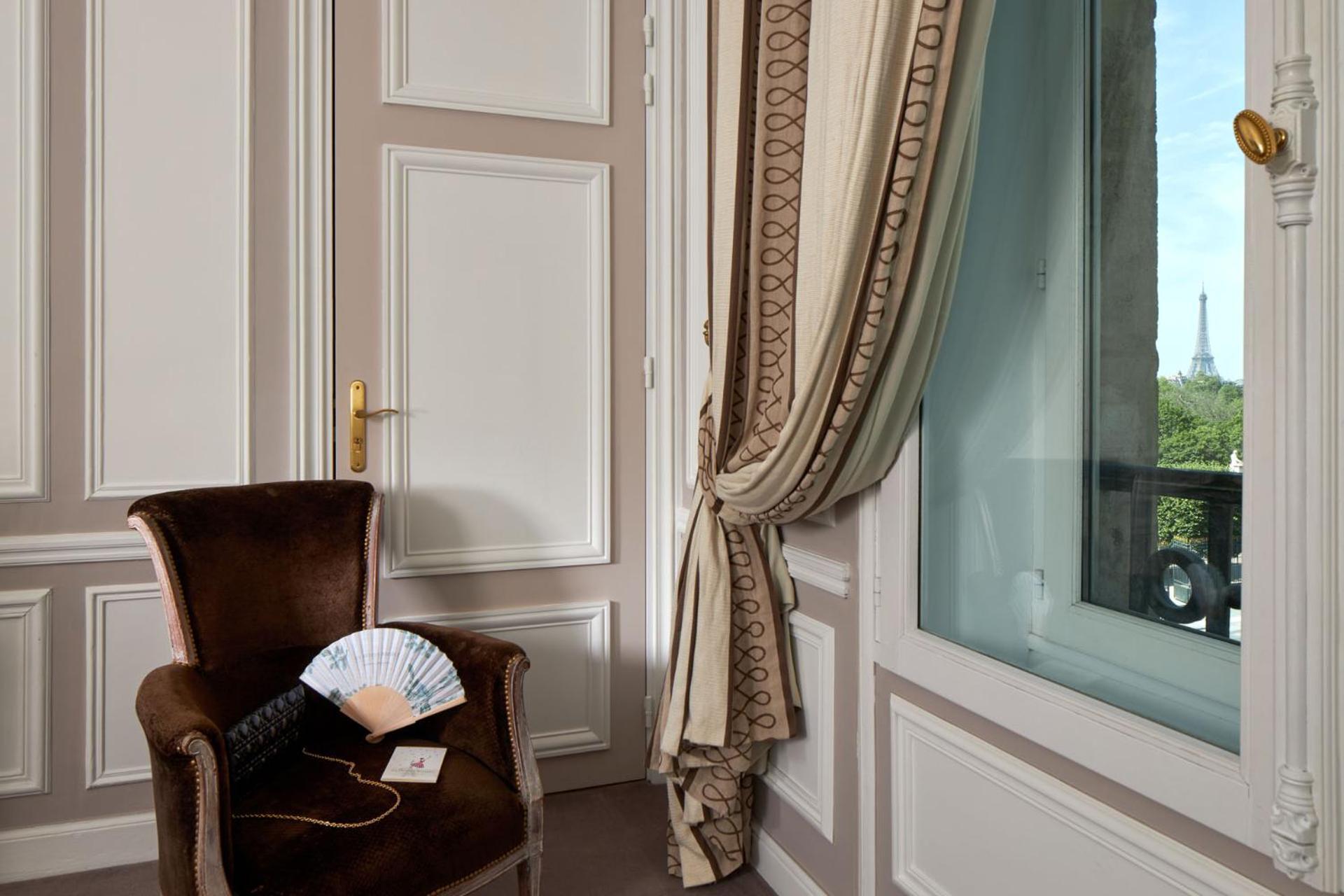Hotel Regina Louvre Paris Bagian luar foto Curtain