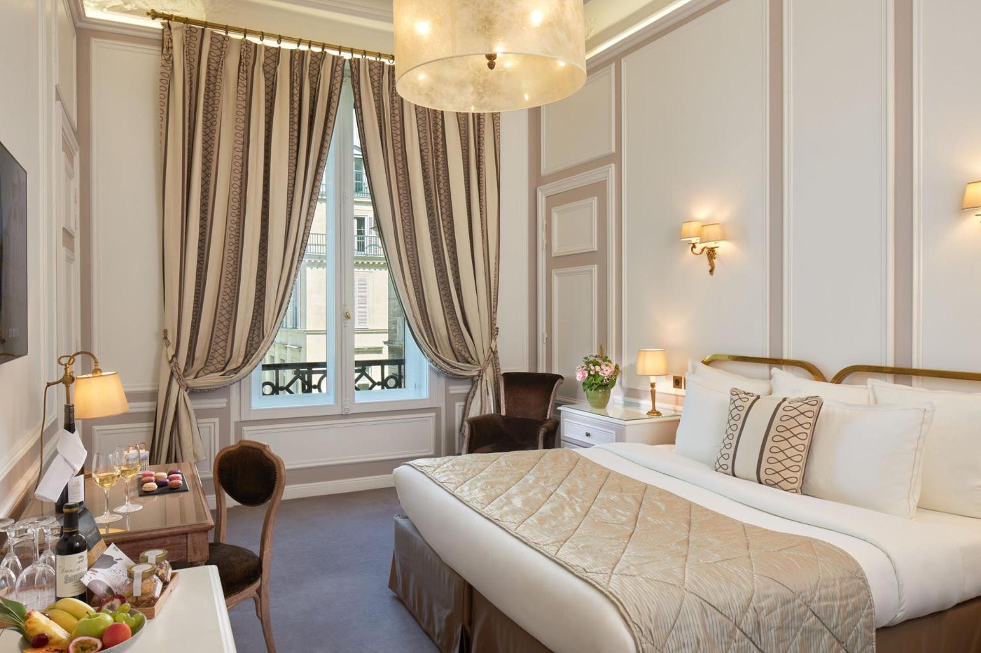 Hotel Regina Louvre Paris Bagian luar foto A room at the hotel