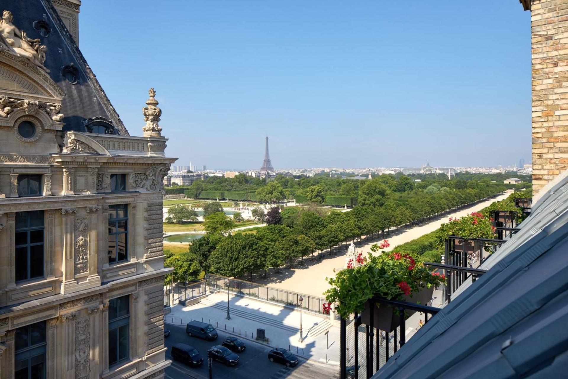 Hotel Regina Louvre Paris Bagian luar foto View of the Champ de Mars from the hotel