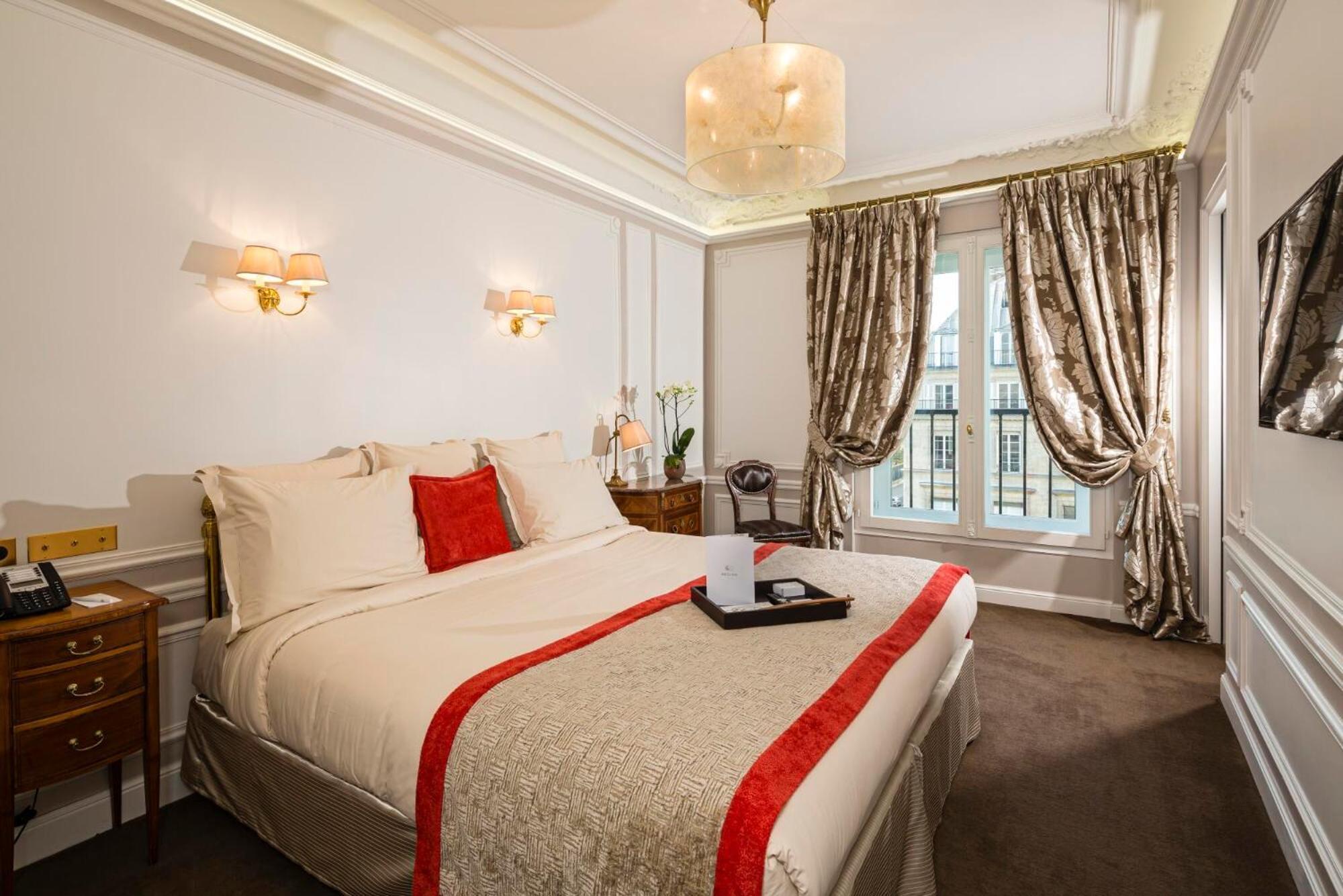 Hotel Regina Louvre Paris Bagian luar foto A room at the hotel