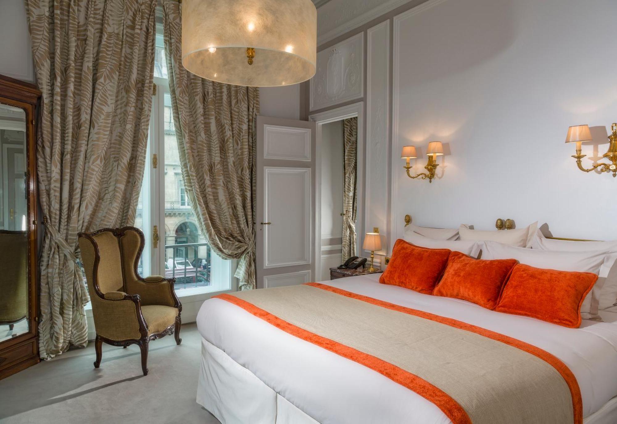 Hotel Regina Louvre Paris Bagian luar foto A room at the hotel