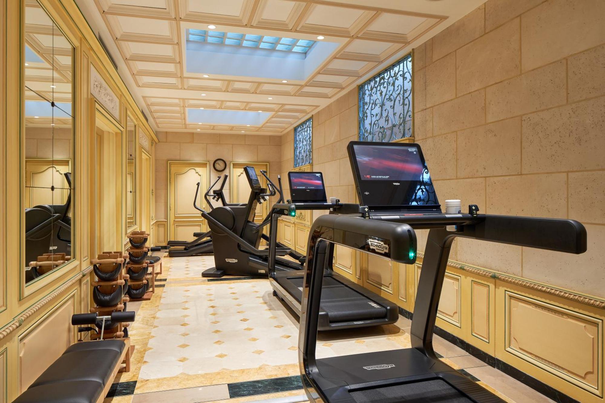 Hotel Regina Louvre Paris Bagian luar foto The gym at the Mandarin Oriental, Paris