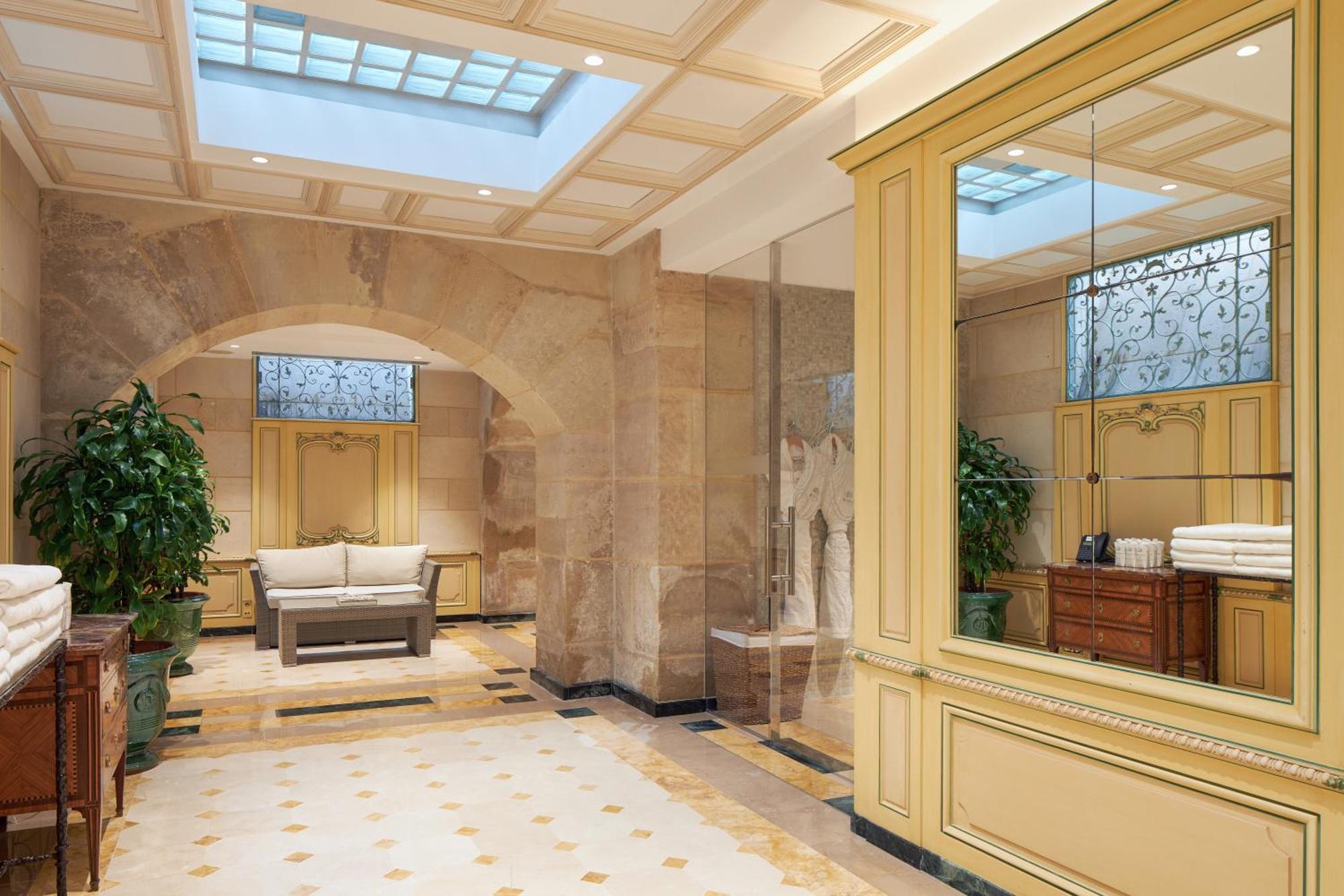 Hotel Regina Louvre Paris Bagian luar foto The lobby of the hotel