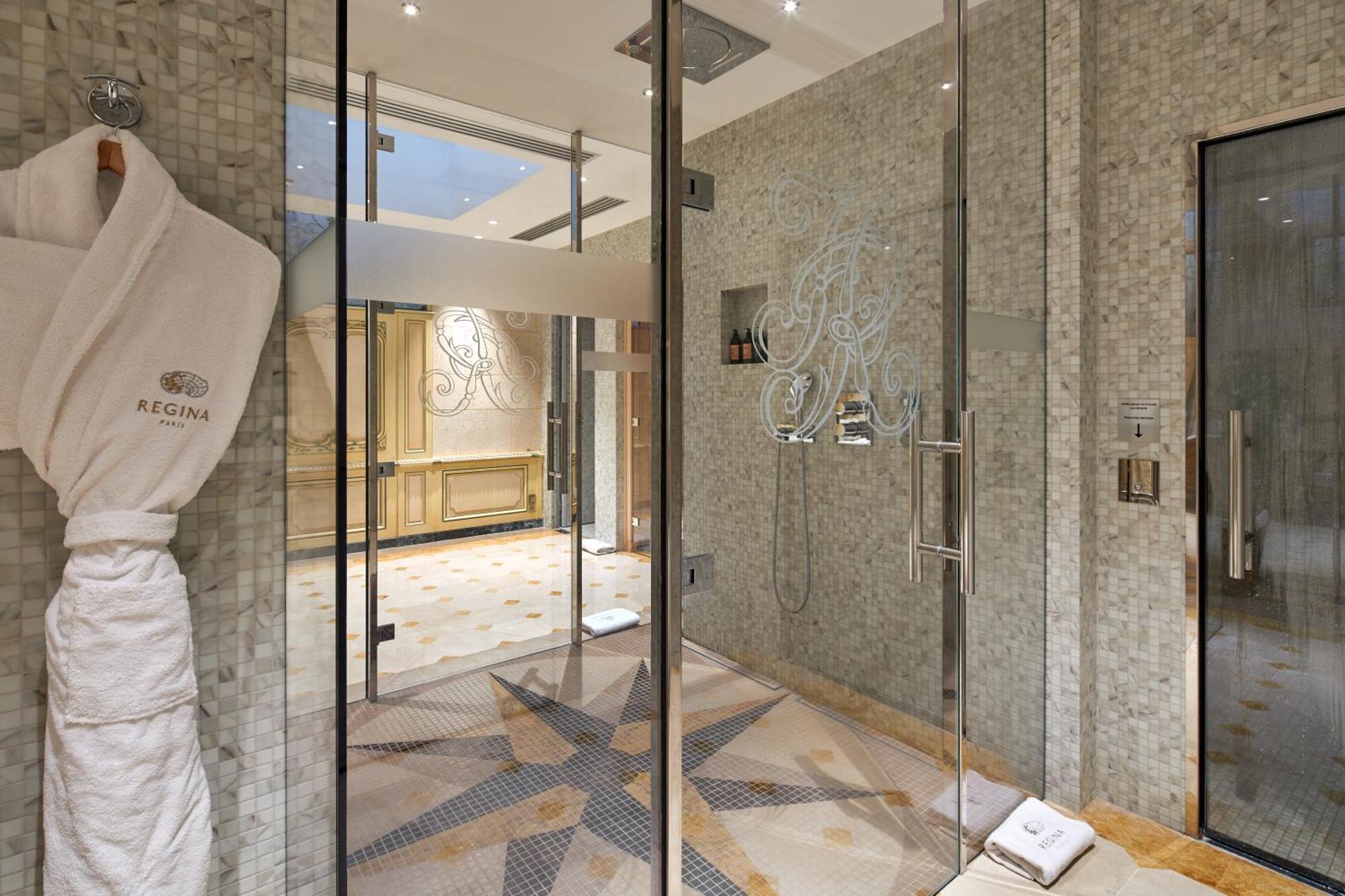 Hotel Regina Louvre Paris Bagian luar foto A shower with a rain shower head