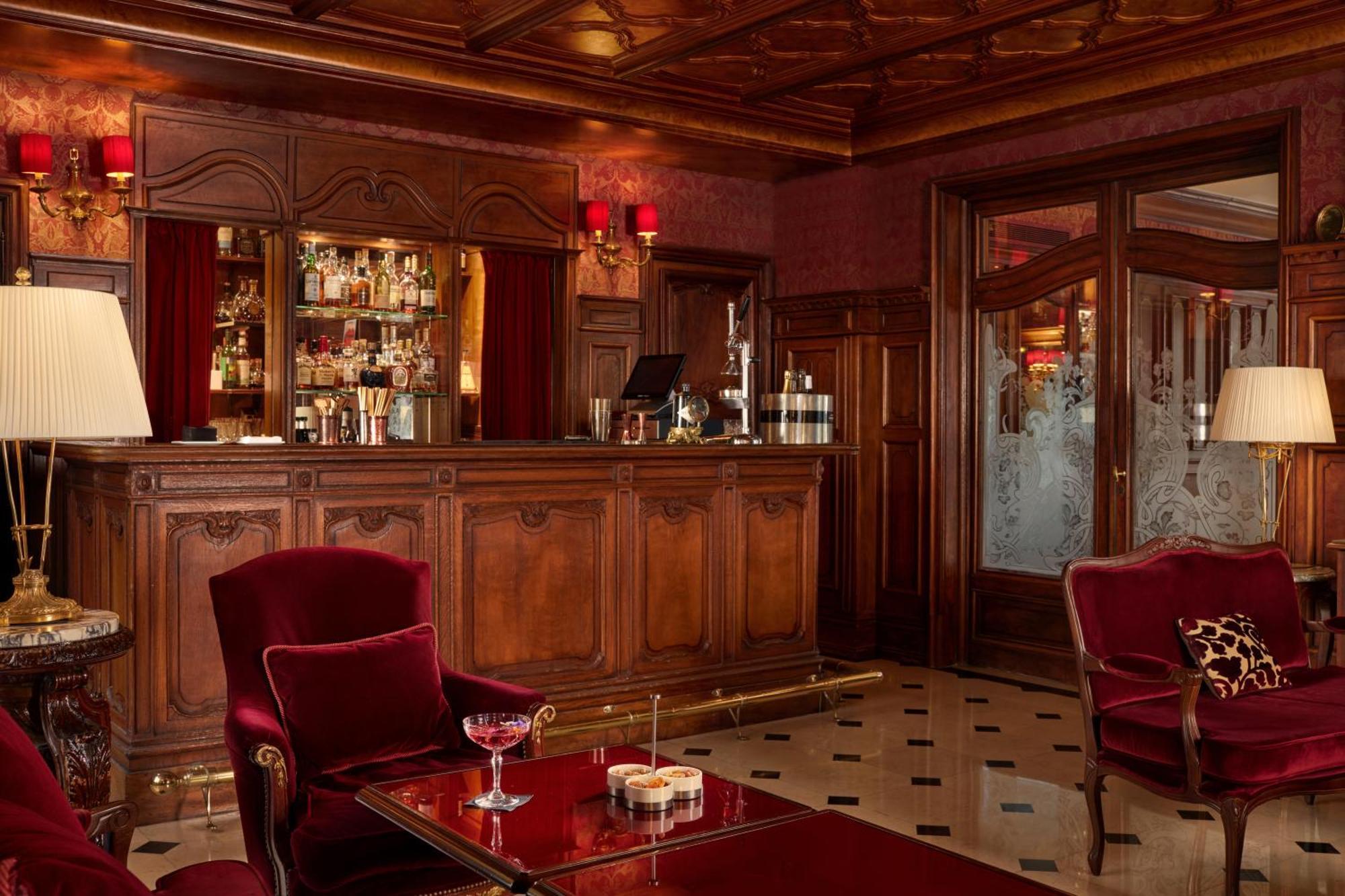 Hotel Regina Louvre Paris Bagian luar foto The bar at the Savoy