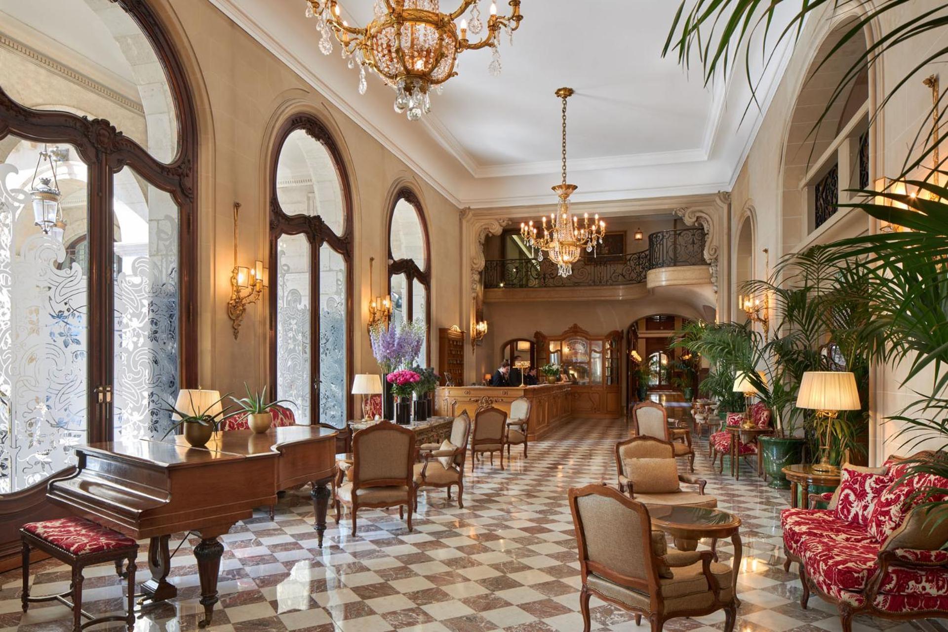 Hotel Regina Louvre Paris Bagian luar foto The lobby of the hotel